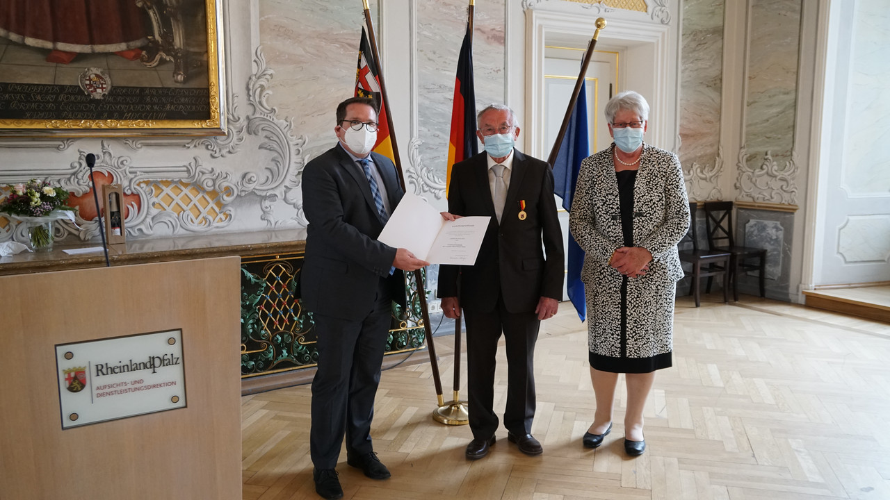 Bildunterschrift von links nach rechts gesehen: ADD-Präsident Thomas Linnertz, Klaus und seine Ehefrau Brigitte Düx      