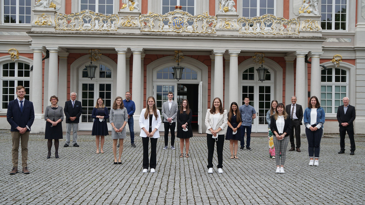 Vizepräsidenten Begoña Hermann mit den 12 neuen Anwärterinnen und Anwärter vor dem Kurfürstlichen Palais in Trier