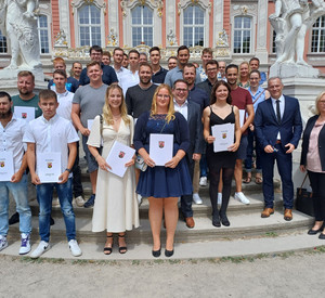 Bildunterschrift: Erfolgreiche Absolventinnen und Absolventen - 19 neue Fachangestellte für Bäderbetriebe mit ADD-Präsident Thomas Linnertz (Mitte)