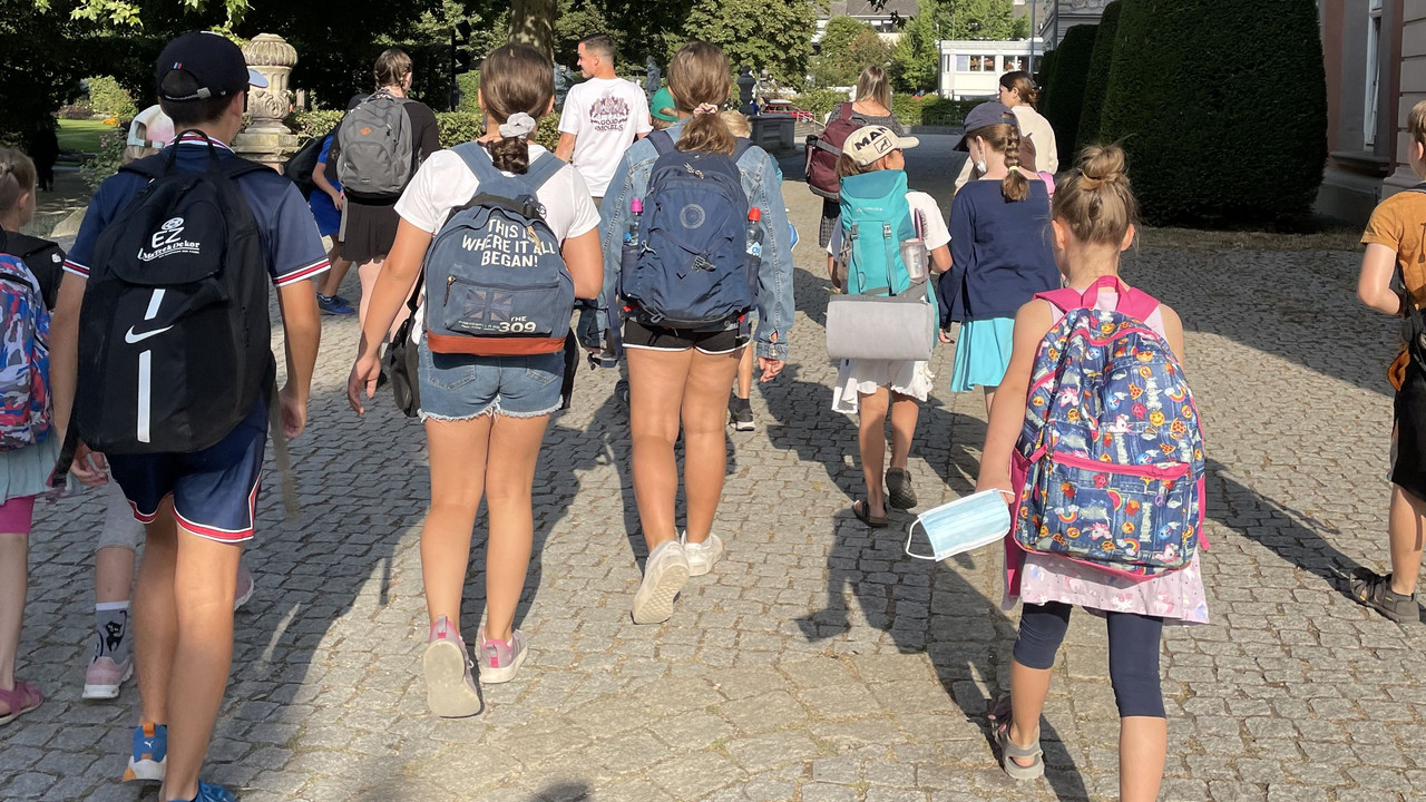 Die Kinder aus der 1. Gruppe der Ferienfreizeit auf dem Weg zum Schwimmbad