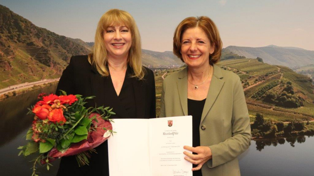 Ministerpräsidentin Malu Dreyer (rechts im Bild) ernennt Christiane Luxem (links im Bild) zur Vizepräsidentin der Aufsichts- und Dienstleistungsdirektion