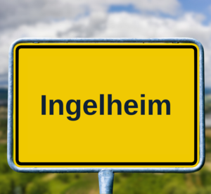 Schild mit der Aufschrift Ingelheim und im Hintergrund eine Landschaft von Ingelheim