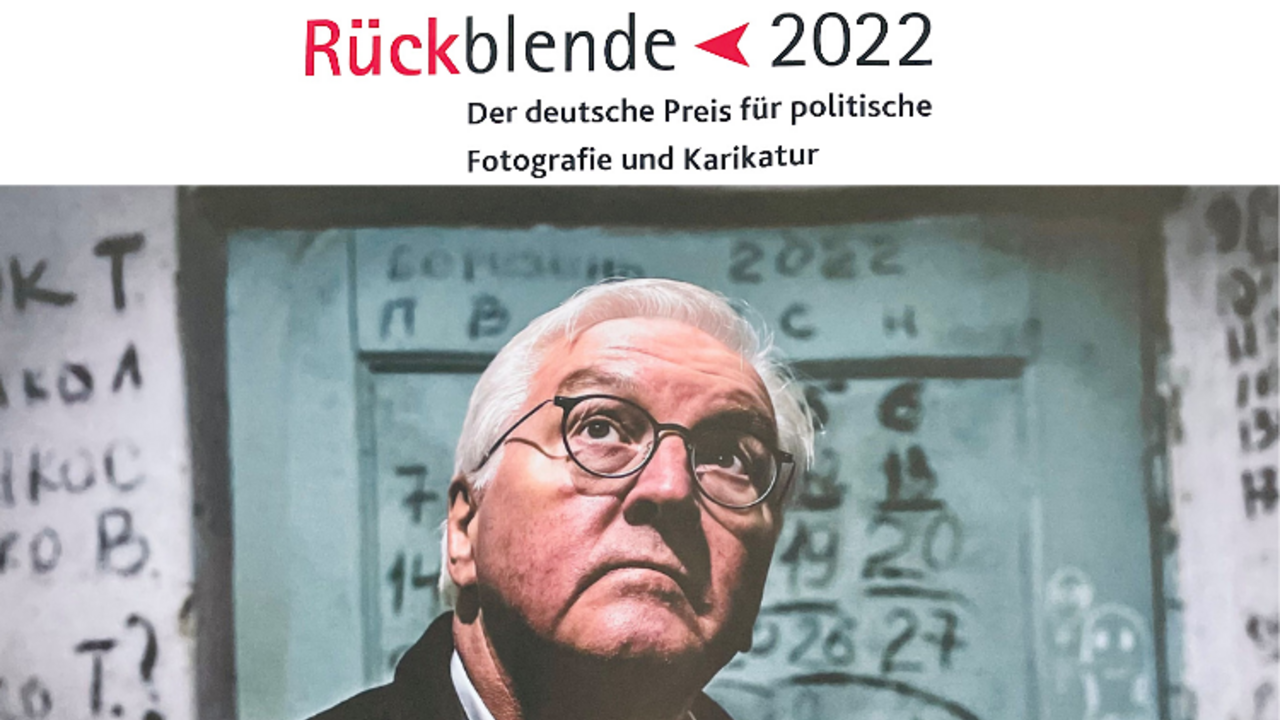 Titelbild aus dem Katalog der Rückblende 2022 - Bundespräsident Frank-Walter Steinmeier in einem Keller indem russische Soldaten Bewohner des Dorfes gefangen gehalten hatten.