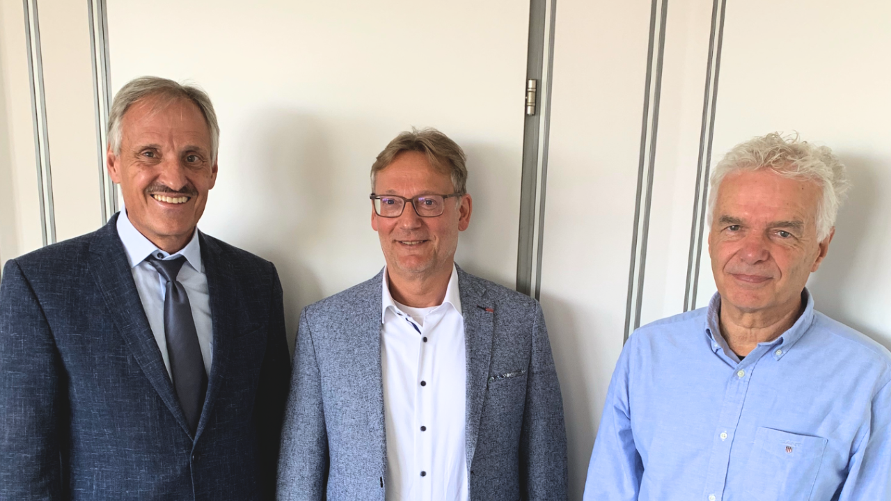 Bildunterschrift: ADD-Abteilungsleiter Wolfgang Konder (links) begrüßt den neuen Leiter des Wiederaufbaustabes Oliver Schiffer (Mitte), der die Leitung vom kommissarischen Leiter Rainer Hub (rechts) übernommen hat