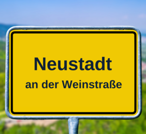 Schild mit der Aufschrift Neustadt an der Weinstraße