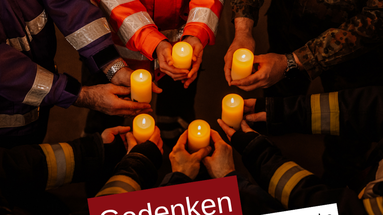 6 Einsatzkräfte von Feuerwehr, Rettungsdienst, Bundeswehr, THW halten 6 Kerzen im Kreis