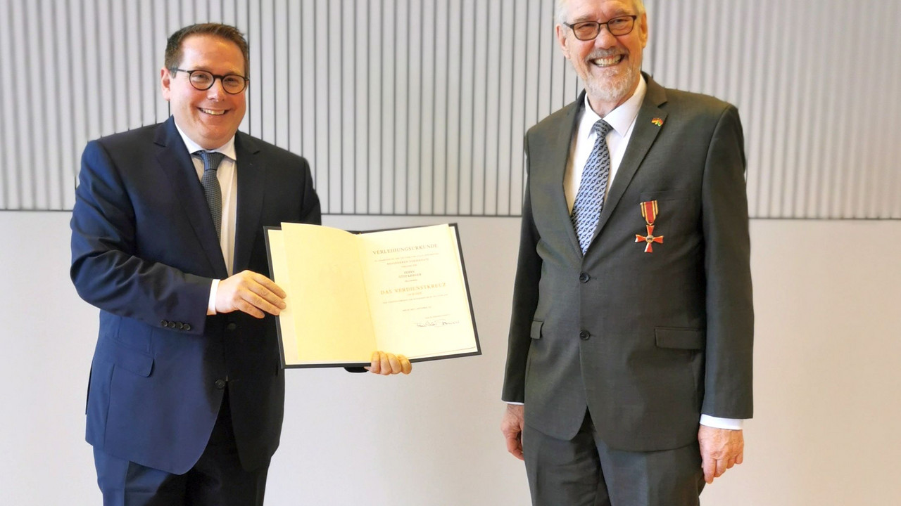 ADD-Präsident Thomas Linnertz zeichnet Götz Krieger mit dem Bundesverdienstkreuz aus