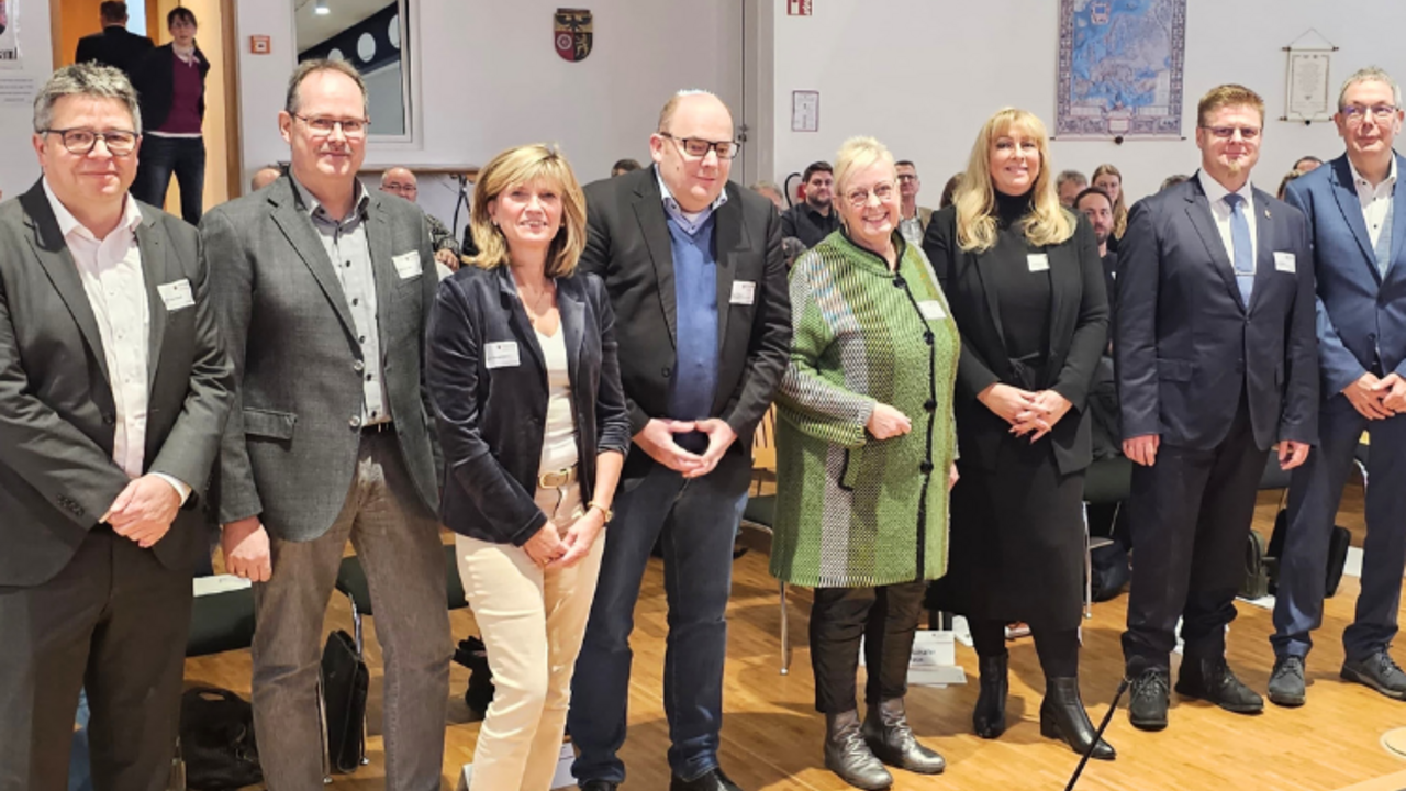v.l.n.r.: Marco van Elkan (MdI), Lothar Bender (MdI), Martina Zimmermann (MdI), Jürgen Hesch (Landkreistag), Landrätin LK Mainz-Bingen Dorothea Schäfer Vizepräsidentin der ADD Christiane Luxem, Horst Meffert (Gemeinde- und Städtebund), Andreas Wagenführer (MdI)