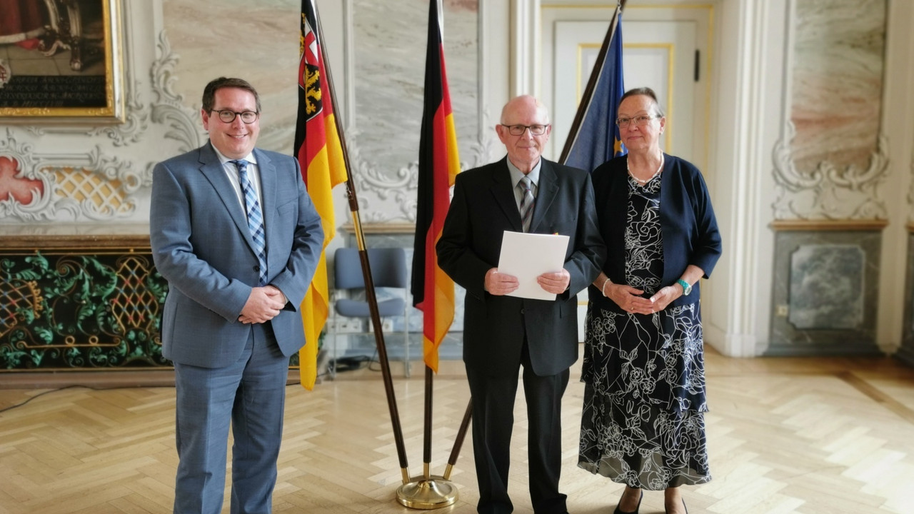 Auf dem Foto sieht man von links nach recht: ADD-Präsident Thomas Linnertz Johann Diederichs, Hannelore Vogel-Krause bei der Verleihung der Landesverdienstmedaille im Rokokosaal des Kurfürstlichen Palais