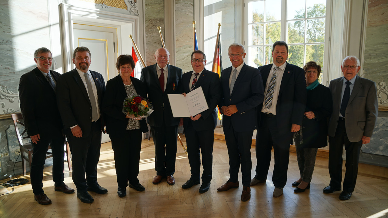 Auf dem Foto ist Helmut Reith zusammen mit dem Thomas Linnertz, dem Präsident der Aufsicht- und Dienstleistungsdirektion und weitere andere kommunale Vertreter