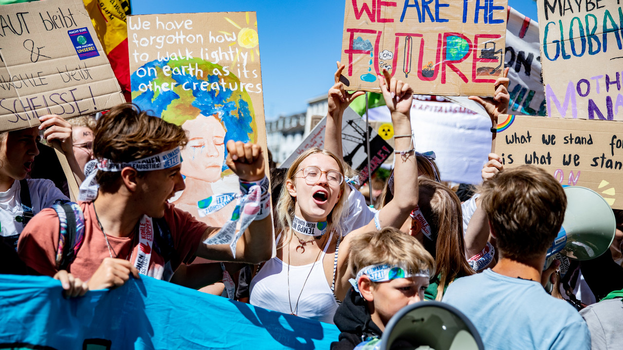 Das Siegerfoto, bestes Foto der Rückblende 2019 war von Marcel Kusch. Zahlreiche junge Teilnehmer bei der internationalen Klimademonstration "Fridays for Future"