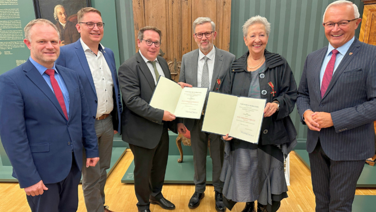 Bildunterschrift v.l.n.r. Oberbürgermeister Neuwied Jan Einig, Ortsvorsteher Heimbach-Weis Markus Blank, ADD-Präsident Thomas Linnertz, Hans-Peter und Christel (Christine) Weißenfels und Landrat Achim Hallerbach