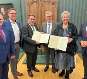 Bildunterschrift v.l.n.r. Oberbürgermeister Neuwied Jan Einig, Ortsvorsteher Heimbach-Weis Markus Blank, ADD-Präsident Thomas Linnertz, Hans-Peter und Christel (Christine) Weißenfels und Landrat Achim Hallerbach