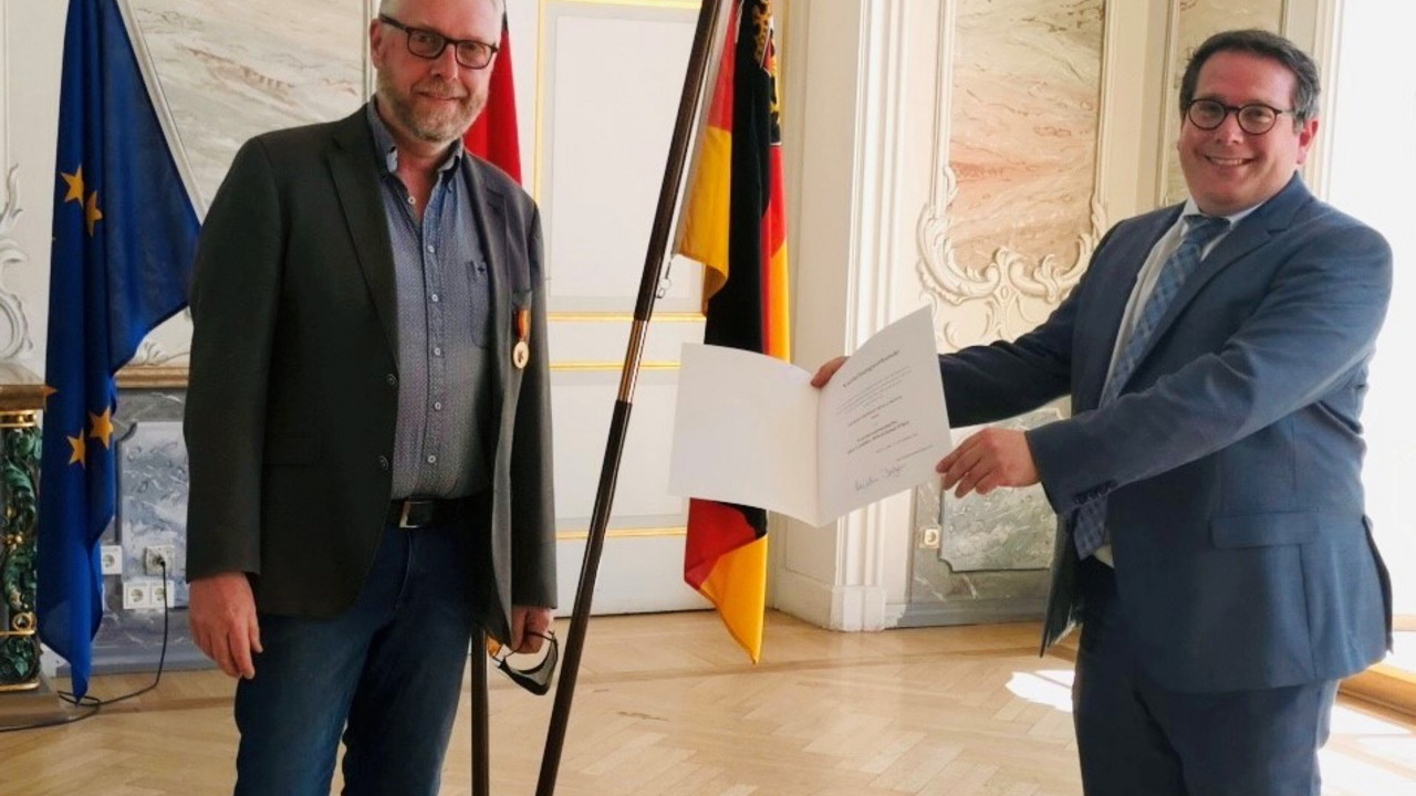 Auf dem Foto sieht man v.l.n.r. Bernd Mallmann und ADD-Präsident Thomas Linnertz bei der Verleihung der Landesverdienstmedaille im Rokokosaal im Kurfürstlichen Palais in Trier