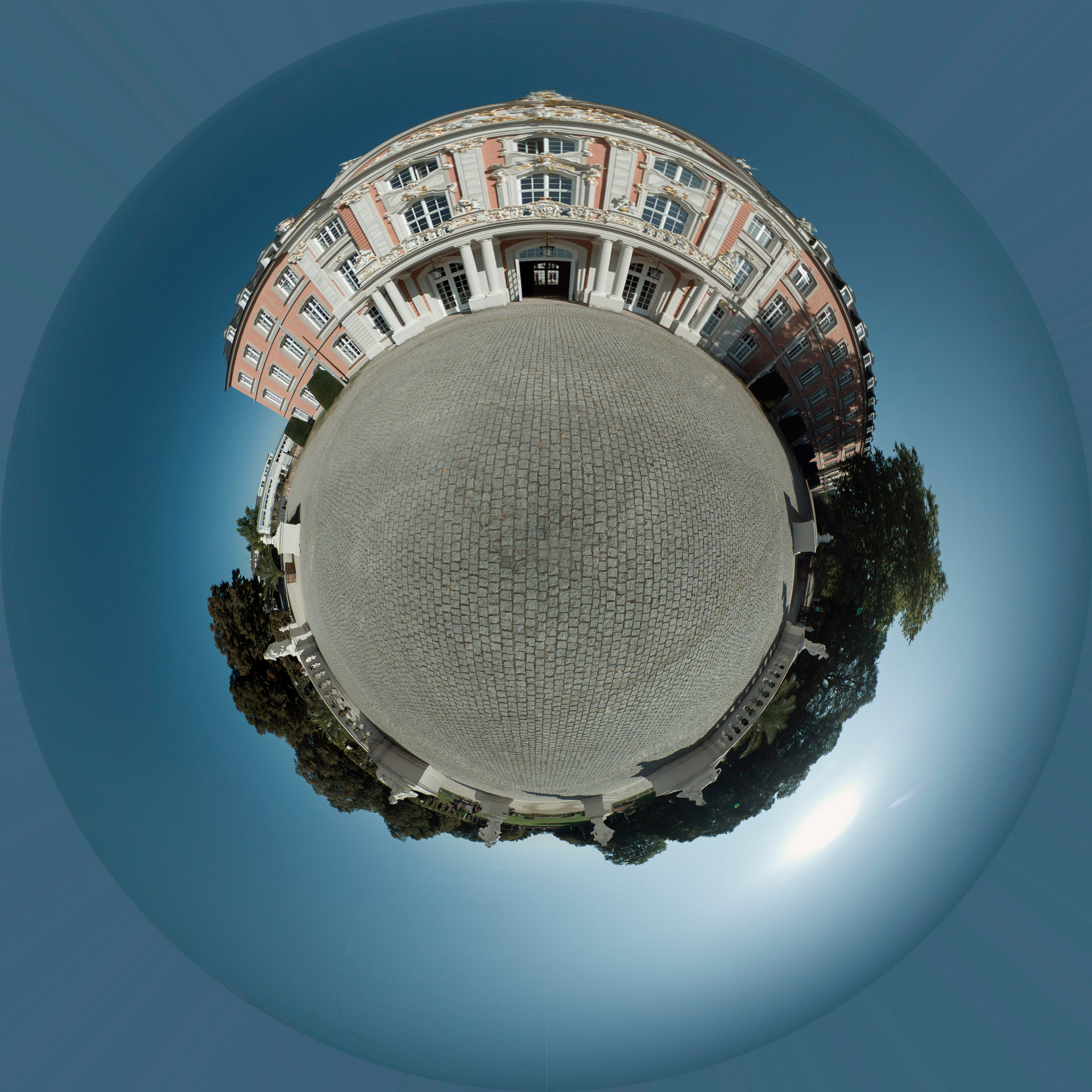 360 Grad Bild vom Eingang und Vorplatz des Kurfürstlichen Palais mit Blick vom Palastgarten