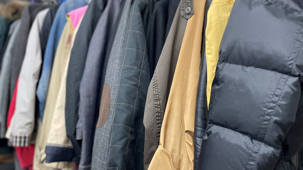 Jacken auf einer Kleiderstange: Blick in die Kleiderkammer der Aufnahmeeinrichtung für Asylbegehrende in Trier