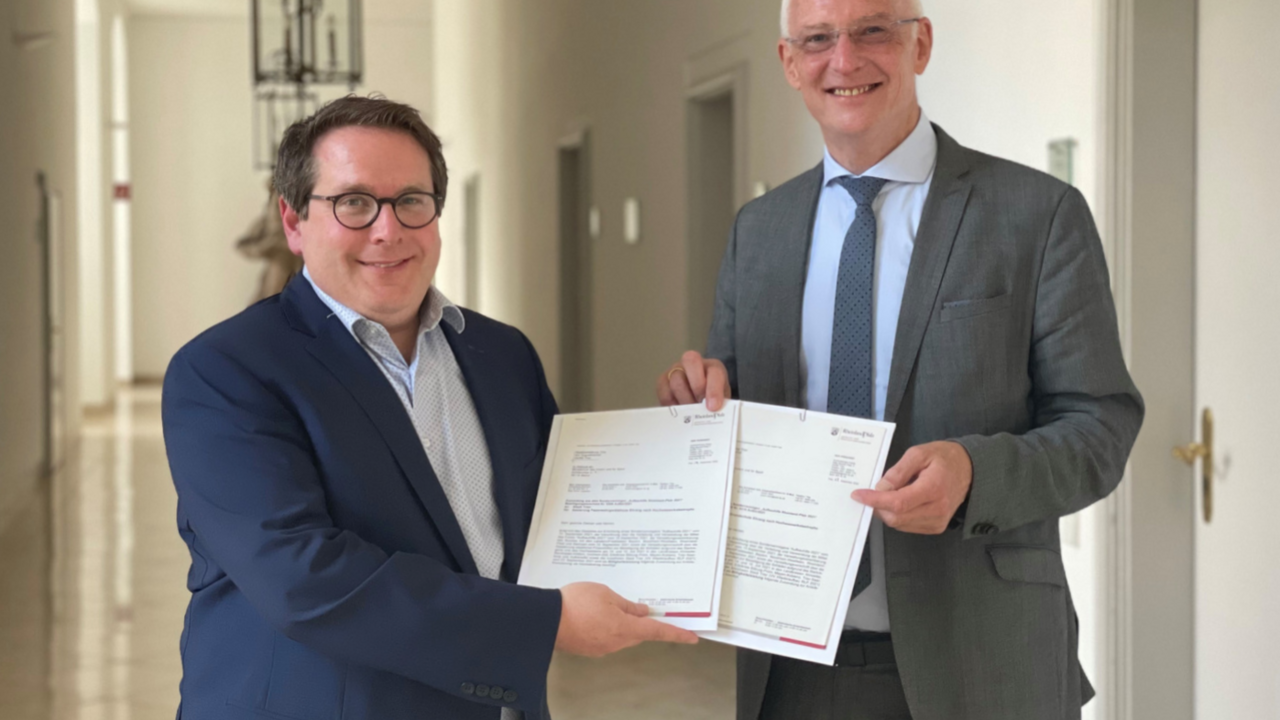 ADD-Präsident Thomas Linnertz übergibt die Förderbescheide an Triers Oberbürgermeister Wolfram Leibe. 