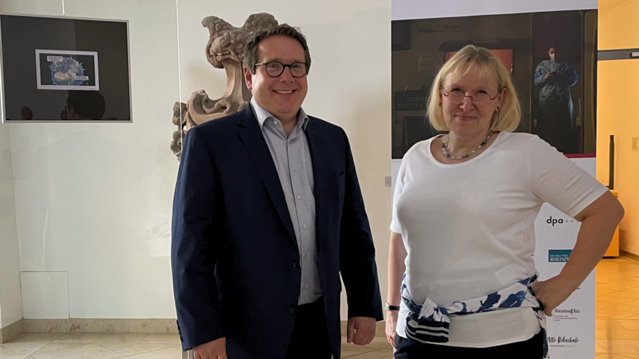 Bildunterschrift: ADD-Präsident Thomas Linnertz und Michaela Veith, Referentin in der Vertretung des Landes Rheinland-Pfalz beim Bund und für Europa und Medien, haben die Ausstellung „Rückblende 2021“ im Kurfürstlichen Palais eröffnet.