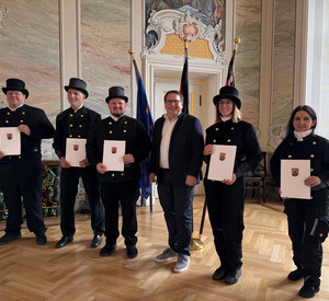 ADD-Präsident Thomas Linnertz (4 von links) mit den neue bestellten Schornsteinfeger:innen im Rokokosaal des Kurfürstlichen Palais
