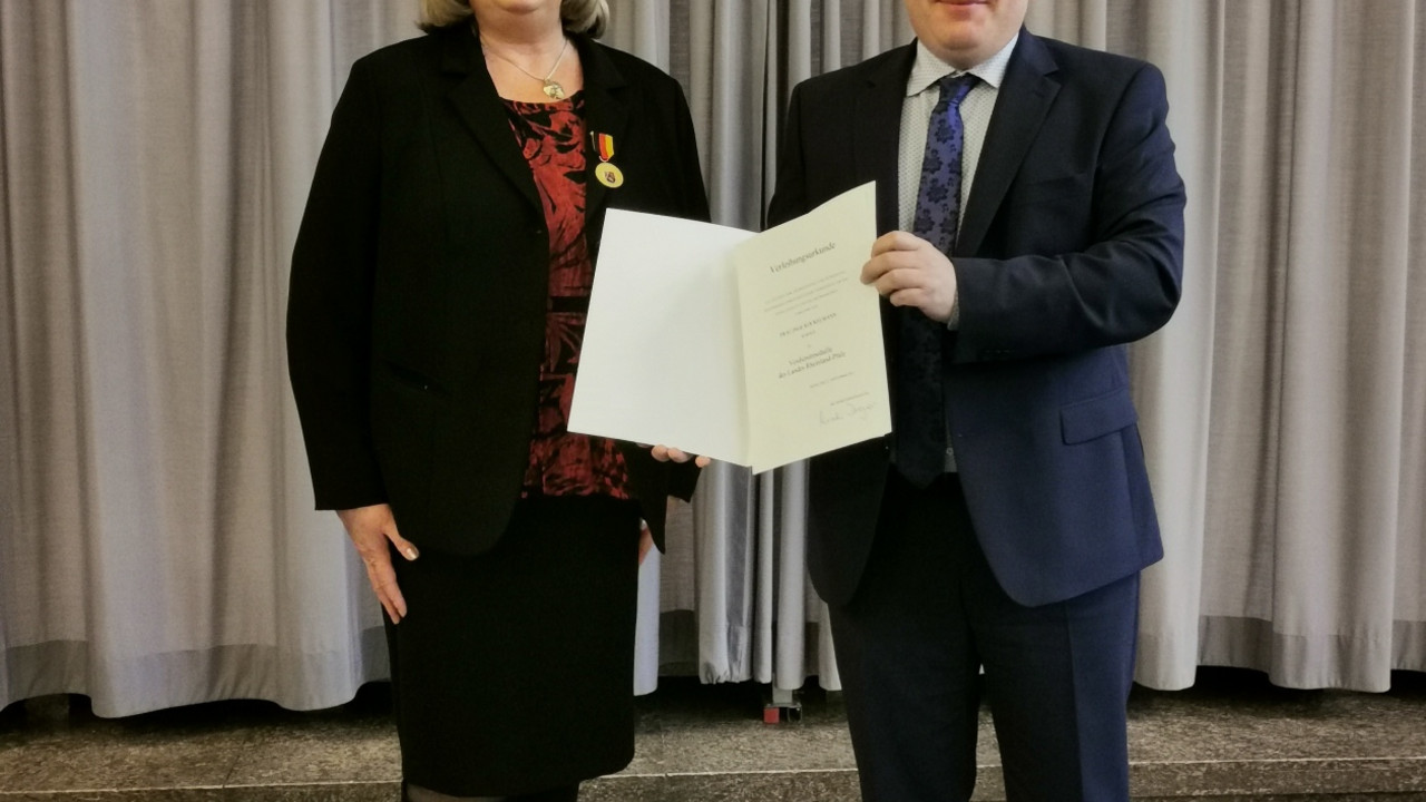 Inge Kockelmann (links), ADD-Präsident Thomas Linnertz (rechts)